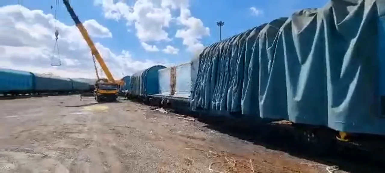 قطار البضائع الدولي لنقل الزجاج إلى الأسواق الإقليمية