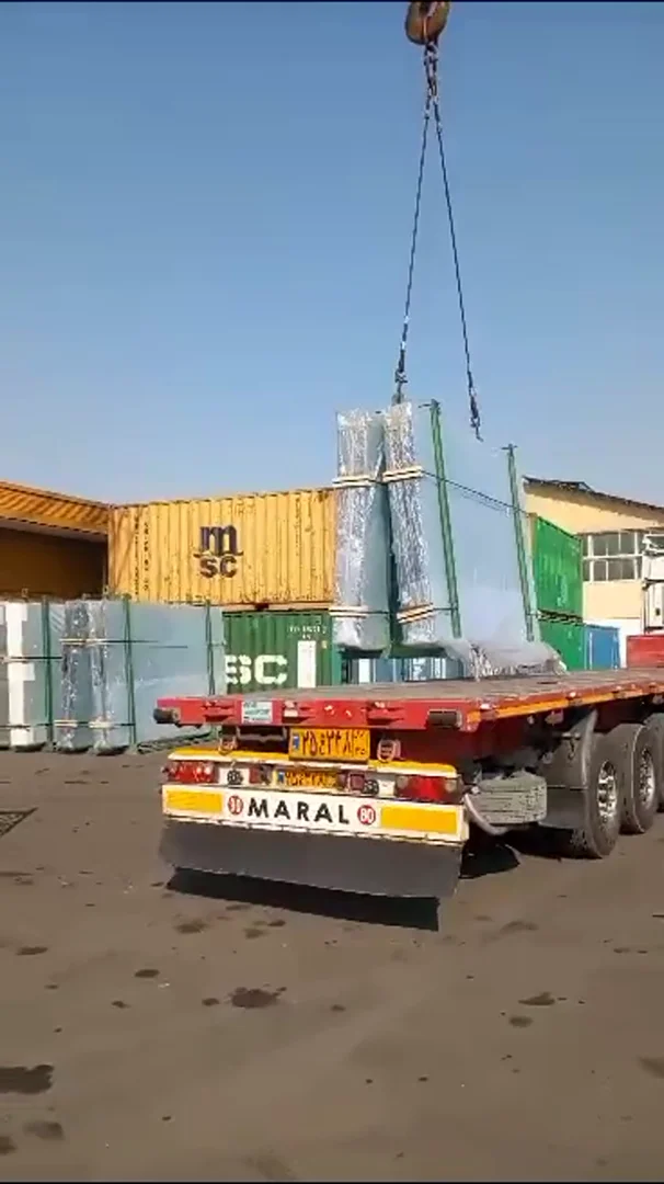 تفريغ طرود الزجاج الكبرى المدعمة بهياكل فولاذية