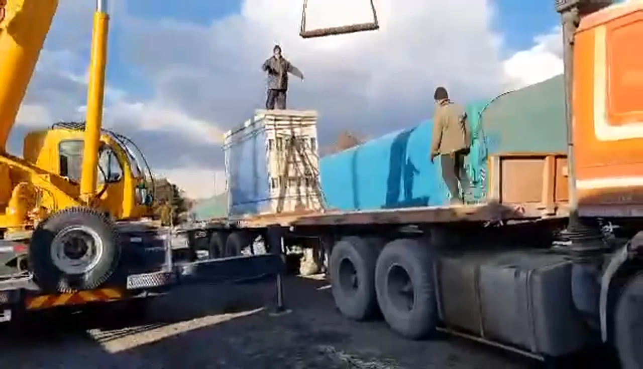 تثبيت صناديق الزجاج داخل عربات القطار بالدعامات الخشبية المتينة